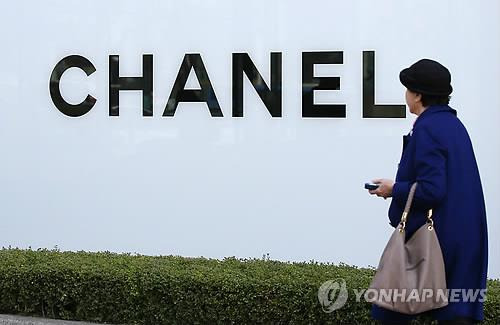 샤넬 가격인상 예고에 샤넬 매장 장사진…코로나19 보복소비 영향도