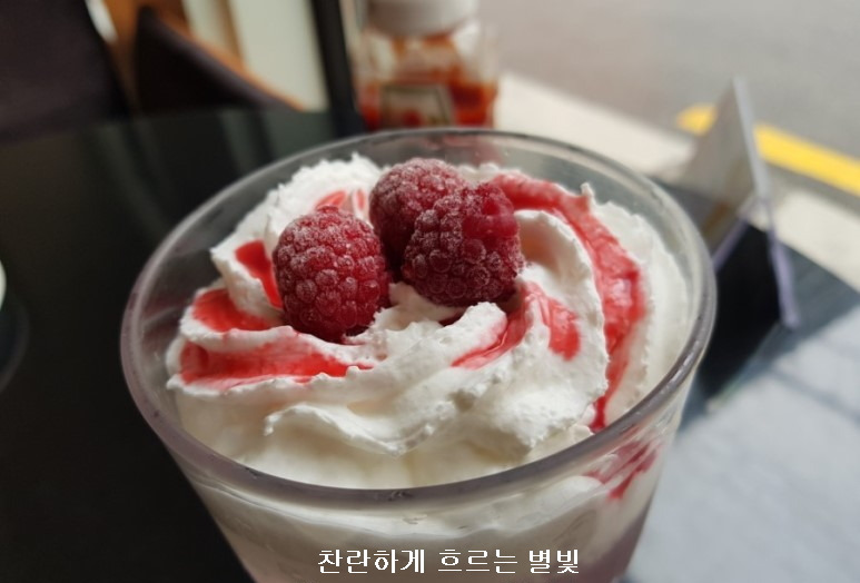브런치카페 <버터핑거팬케이크 청담점>>>에그베네딕트&퀵바닐라와플&크림소다(라즈베리)