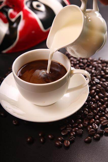 우유 vs 커피 // 우유-카페인 연령별 하루 권장량과 부작용 확인
