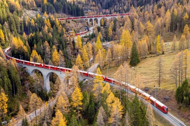 세계에서 가장 긴 여객 열차 기록 경신...무려 2km에 100량  VIDEO: Swiss claim record for world’s longest passenger train with Alpine trip