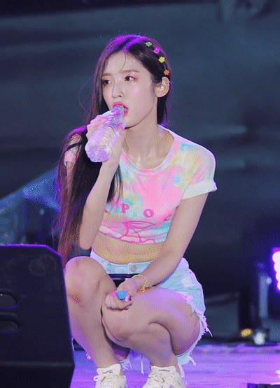 땀에 흠뻑 젖은 오마이걸 아린 볼록 뱃살