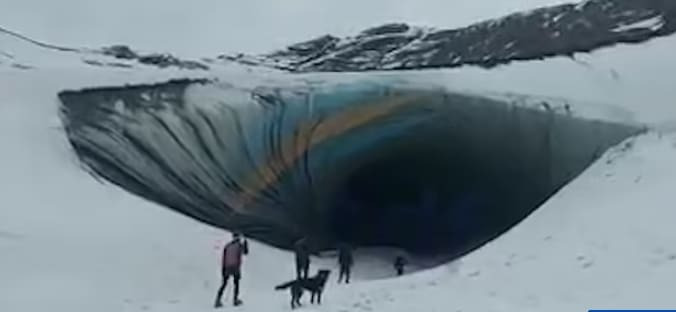 동굴 탐험  중 거대한 낙하 얼음 덩어리에 맞아 사망 VIDEO: Dramatic moment tourist killed after being hit by a huge block of ice