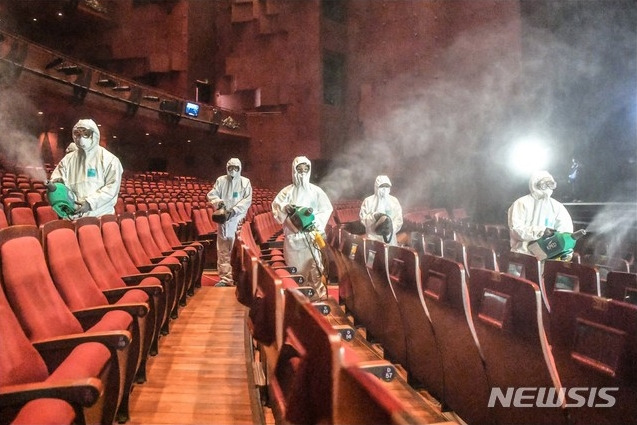 신종코로나 바이러스. 사람많은곳 잘 안간다 !  특히 명동, 영화관, 콘서트 팬미팅 취소, 마트 휴업 등등..지역사회 전파 판데믹 ?