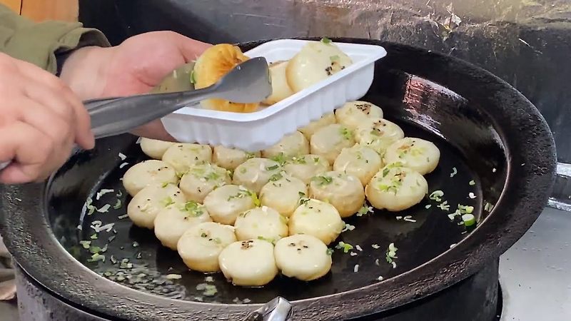 입 천장 조심하세요! 폭포수같이 흘러나오는 육즙, 육즙만두 성젠바오 Shanghai style pan gravy dumplingKorean Street Food