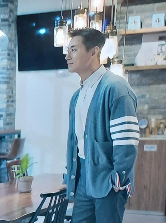 남자 톰브라운 가디건 973,000원, '하이에나' 주지훈 가디건