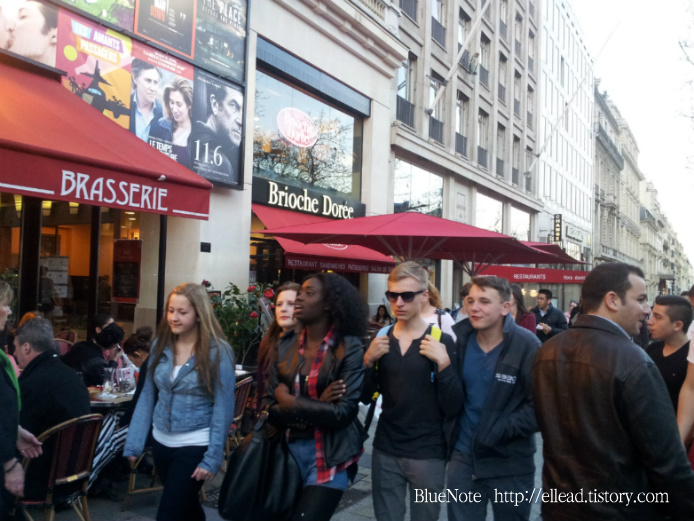 <파리 가볼만한 곳> 샹젤리제 거리 : 명품 매장, 리도 쇼, 수많은 담배꽁초...