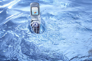 핸드폰 물에 빠졌을 때 어떻게 해야 할까요?[휴대폰 물에 빠졌을 때 조치 방법]