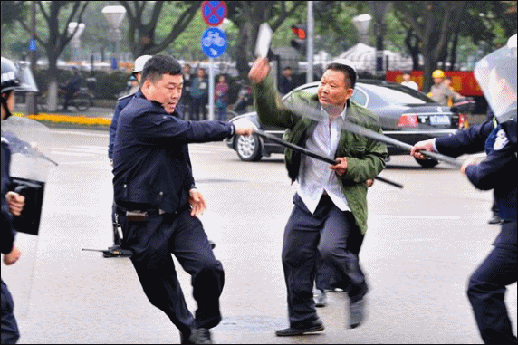 식칼과 망치들고 경찰과 '맞짱' 뜨는 광둥 50대 중국 남성