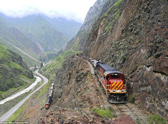 남미의 절벽을 가로지르는 아슬아슬한 철도 Remarkable railways! Mind-blowing photos show South American trains teetering on cliff edges