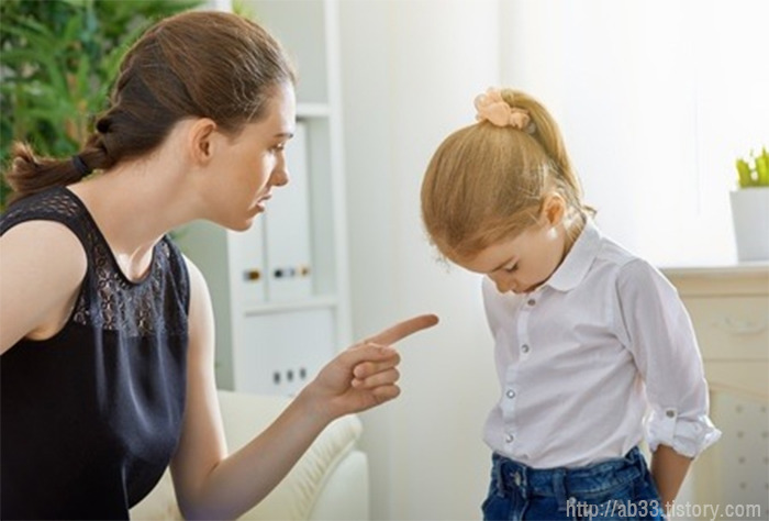 우리 아이를 잘못된 길로 이끄는 부모의 나쁜 말 7가지