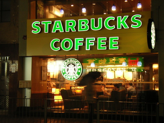 앞으로 스타벅스에서 술 판다 Starbucks to add alcohol in evenings