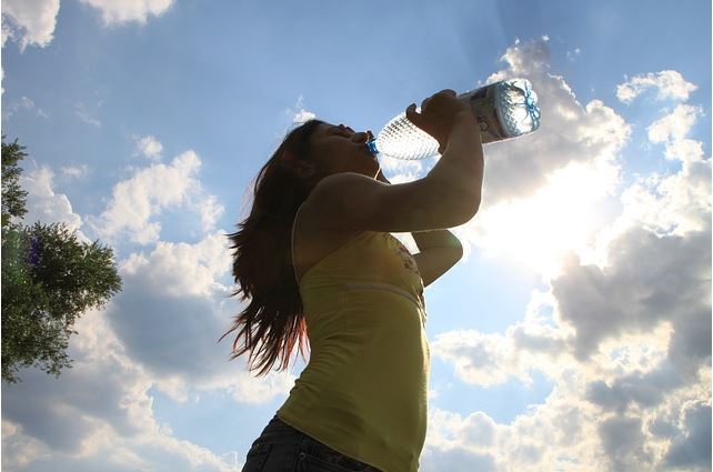당신이 물을 충분히 마시고 있지 않다는 증거 12가지