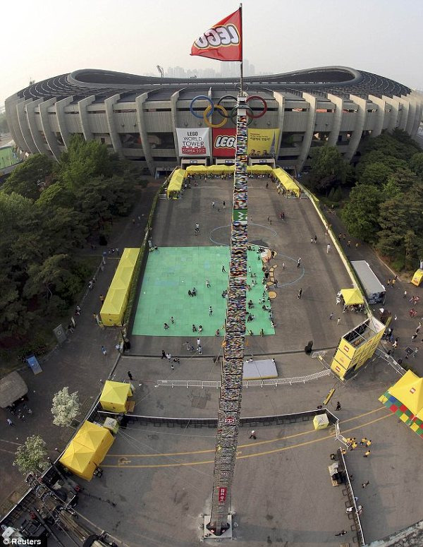 잠실 운동장앞에 세워진 거대 '레고 타워' LEGO Tower in Seoul, South Korea. 31.9 meters tall VIDEO