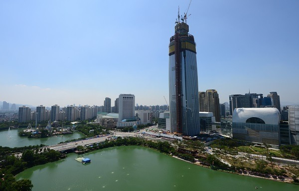 제2롯데월드 싱크홀 관련 ENR이 본 한국의 안전 문제 Small Sinkholes Near Tower Construction Site in South Korea Draw Concern