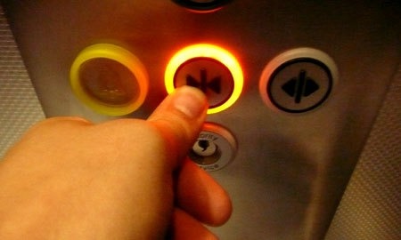 왜 엘레베이터에서 '닫기' 를 누르면 전기세 낭비라고 할까?