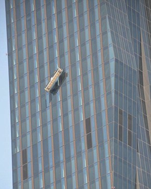 아슬 아슬! 비엔나 최고층 빌딩에 기울어져 매달려 있는 빌딩 청소원들 Austria's tallest tower after their maintenance platform slips