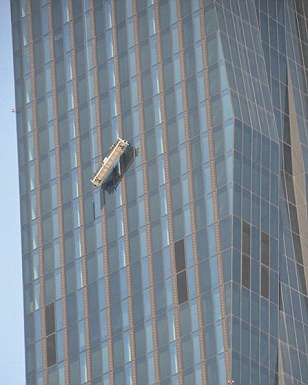 아슬 아슬! 비엔나 최고층 빌딩에 기울어져 매달려 있는 빌딩 청소원들 Austria's tallest tower after their maintenance platform slips