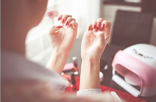 손톱이 당신의 건강에 대해 말해주는 것 10가지