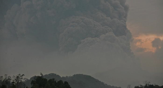 함박눈을 연상케하는 인도네시아 화산재