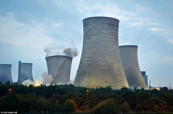 영국 폐기 발전소 쿨링타워 철거 장면 Thunderous blast as power station cooling towers disappear from Oxfordshire skyline VIDEO