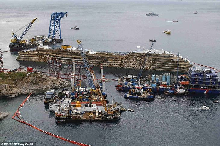 2년간 누워있던 침몰선 '코스타 콘코르디아호', 인양된다 Two years on, Costa Concordia is raised VIDEO