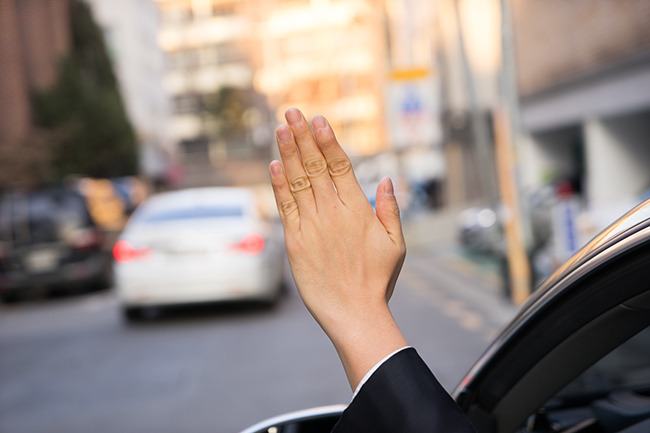 도로 위의 언어, 교통 수신호 - 운전 잘하는 법