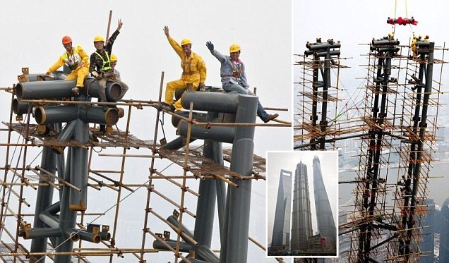 세계 2위의 초고층 빌딩 611m 꼭대기의 건설 근로자들 Builders celebrate world's second tallest building reaching its peak at 2,037ft VIDEO