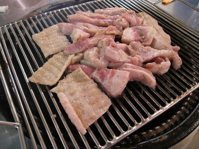콜라겐 덩어리 돼지껍데기의 효능과 각종 요리방법