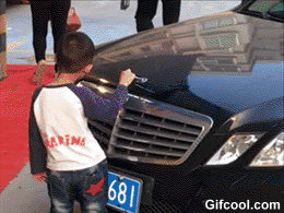 아이가 고가의 자동차를 다루는 방법