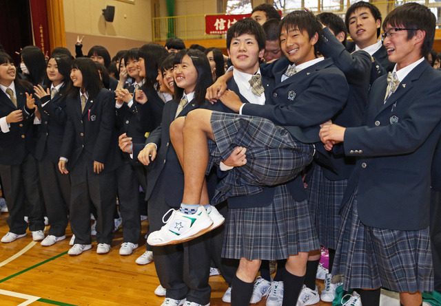 일본고딩 졸업식날 교복바꾸어 입기