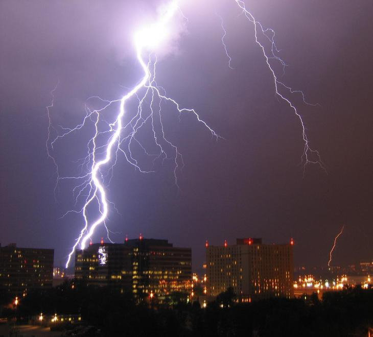 벼락(Lightning)을 붙잡을 순 없을까?  Close Up Lightning Strike VIDEO