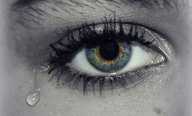 눈물을 흘리면 우리 몸에 일어나는 놀라운 변화 5가지