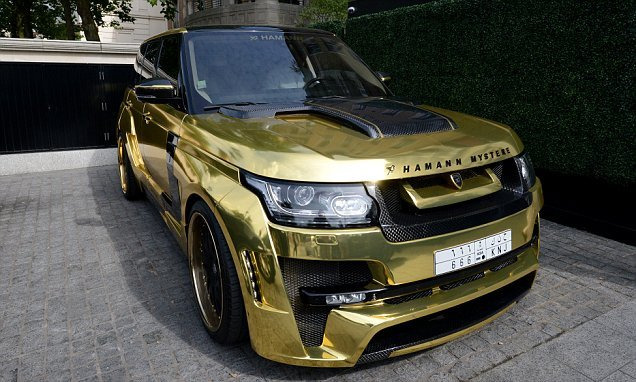 사우디 부호 금도금 '레인지로버' 주문하다 Saudi tourist flies in to London and brings his 'gold' Range Rover VIDEO