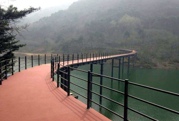 호수 위를 지나는 지나는 춘천 '의암호 순환 자전거길'