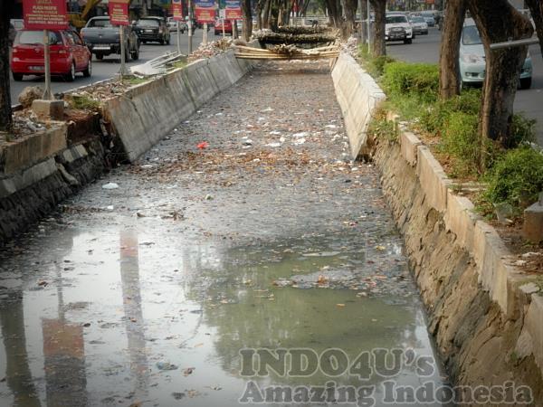 인도네시아 수도 자카르타의 흔한 쓰레기 하천