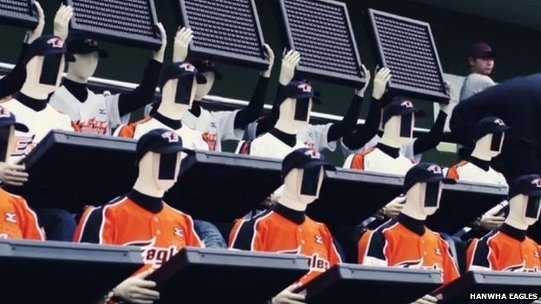프로야구 응원도 ‘자동화 시대’...팬봇 Fanbot Cheering robots replace real fans at Korean baseball VIDEO