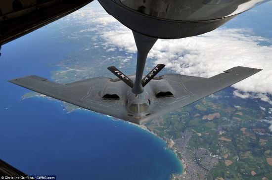 세계 최고가의 첨단 B-2 스텔스 폭격기의 위용 Stunning image of stealth bomber being refuelled mid-air VIDEO