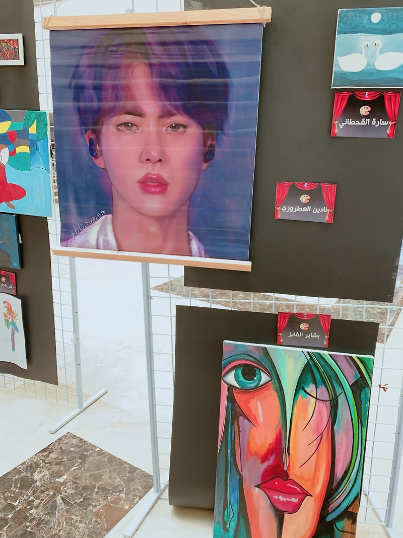 방탄소년단 진 | A Beautiful Painting of Seokjin is Shown at an Exhibition ~~