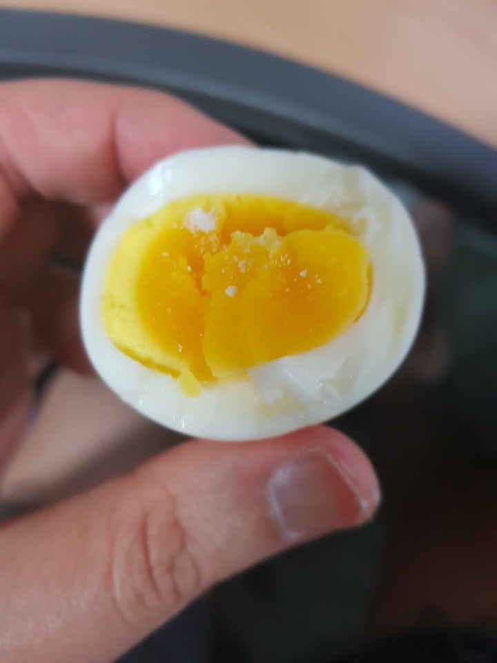 저탄고지 다이어트: 삶은 계란과 참치캔 도시락