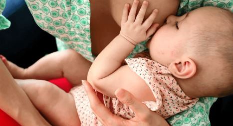 모유수유 기간 6개월 최적 산모 아기 건강해진다.