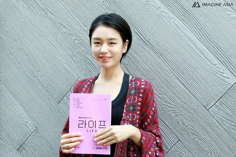 배우 안은진, 'JTBC 월화드라마 '라이프' 출연 인증샷 공개!'