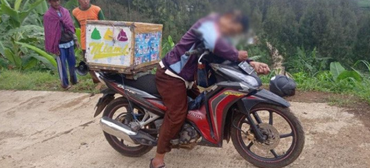 해외뉴스 - 오토바이에서 사망한 아버지, 우한 여자의 침뱉기 사건