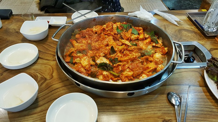 문발동 춘천 닭갈비 맵네요 여자들이 더욱 좋아해요
