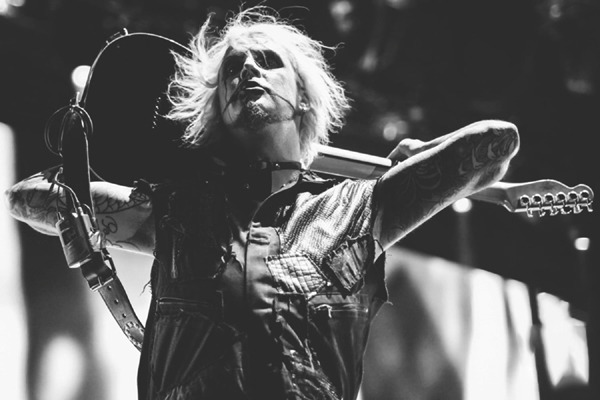 John 5 Plays Hello Kitty Guitar in 13 Different Styles [Loudwire]