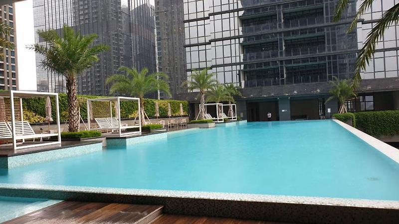 인도네시아의 모든 아파트에는 수영장과 헬스장이 무료!