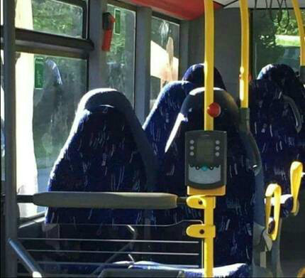 버스에 탑승한 이란 여성들