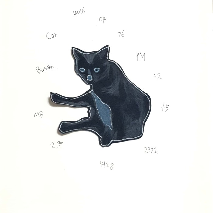 앉아있는 검은 고양이