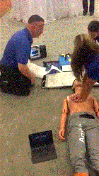 최첨단 심폐소생술 CPR 기계.GIF