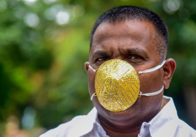 해외뉴스 - 4,000달러짜리 황금 마스크를 쓰는 남자