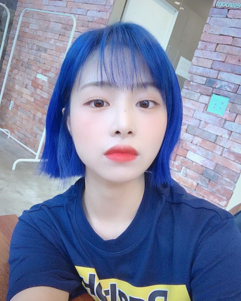 파란 단발머리로 변신한 에이프릴 김채원